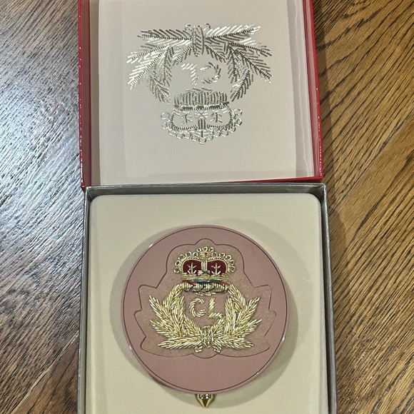 Christian Louboutin
Teint Fetiche La Poudre Powder Case W/Charm - Picture 9 of 9